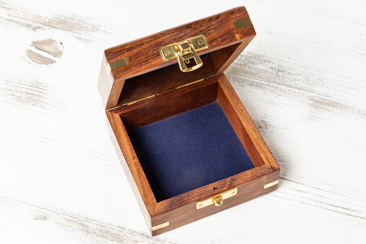 Holzbox mit maritimen Emblem