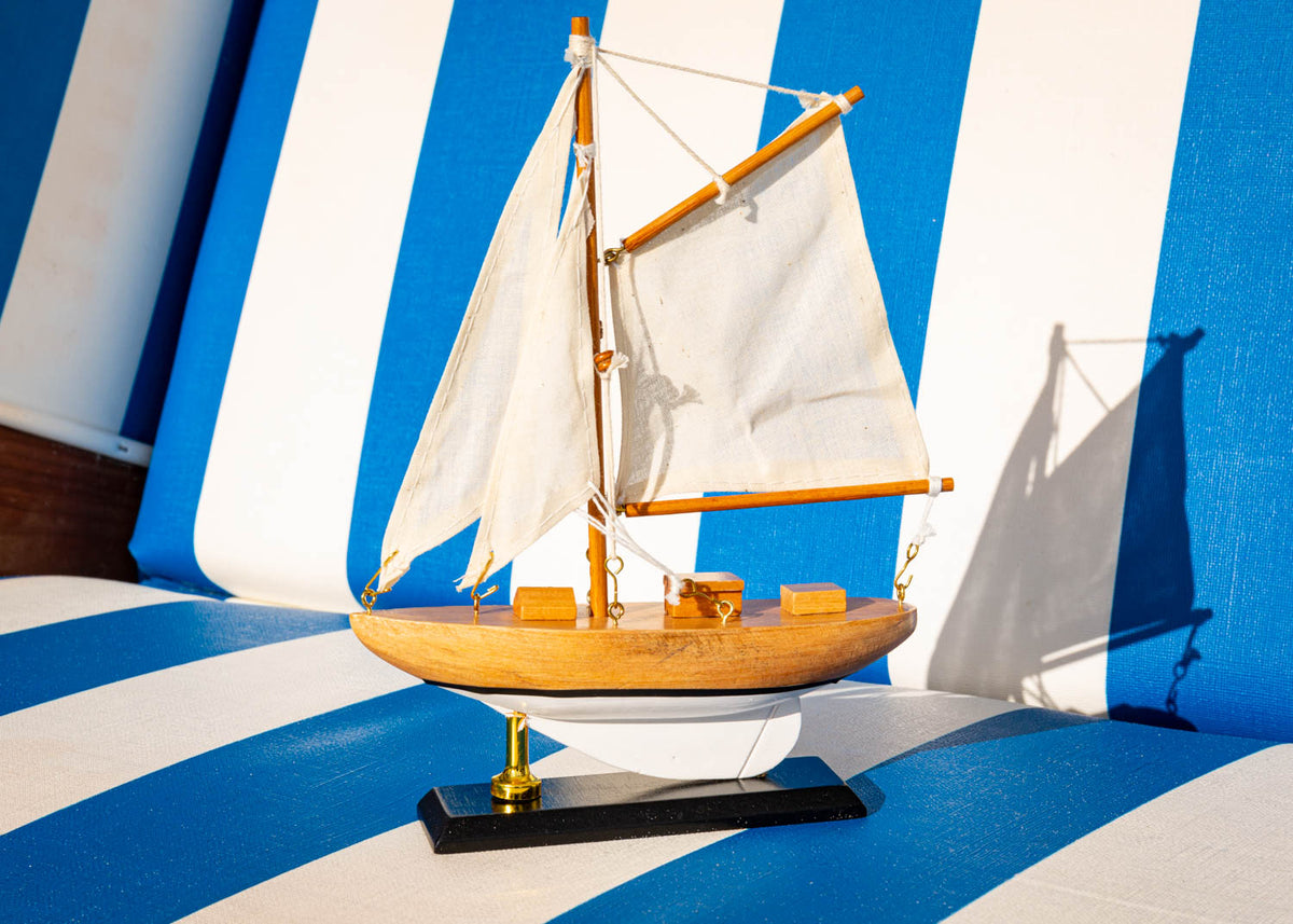 Kleine Deko-Segelyacht
