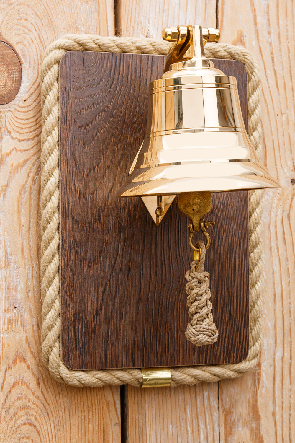 Schiffsglocke auf Holztafel