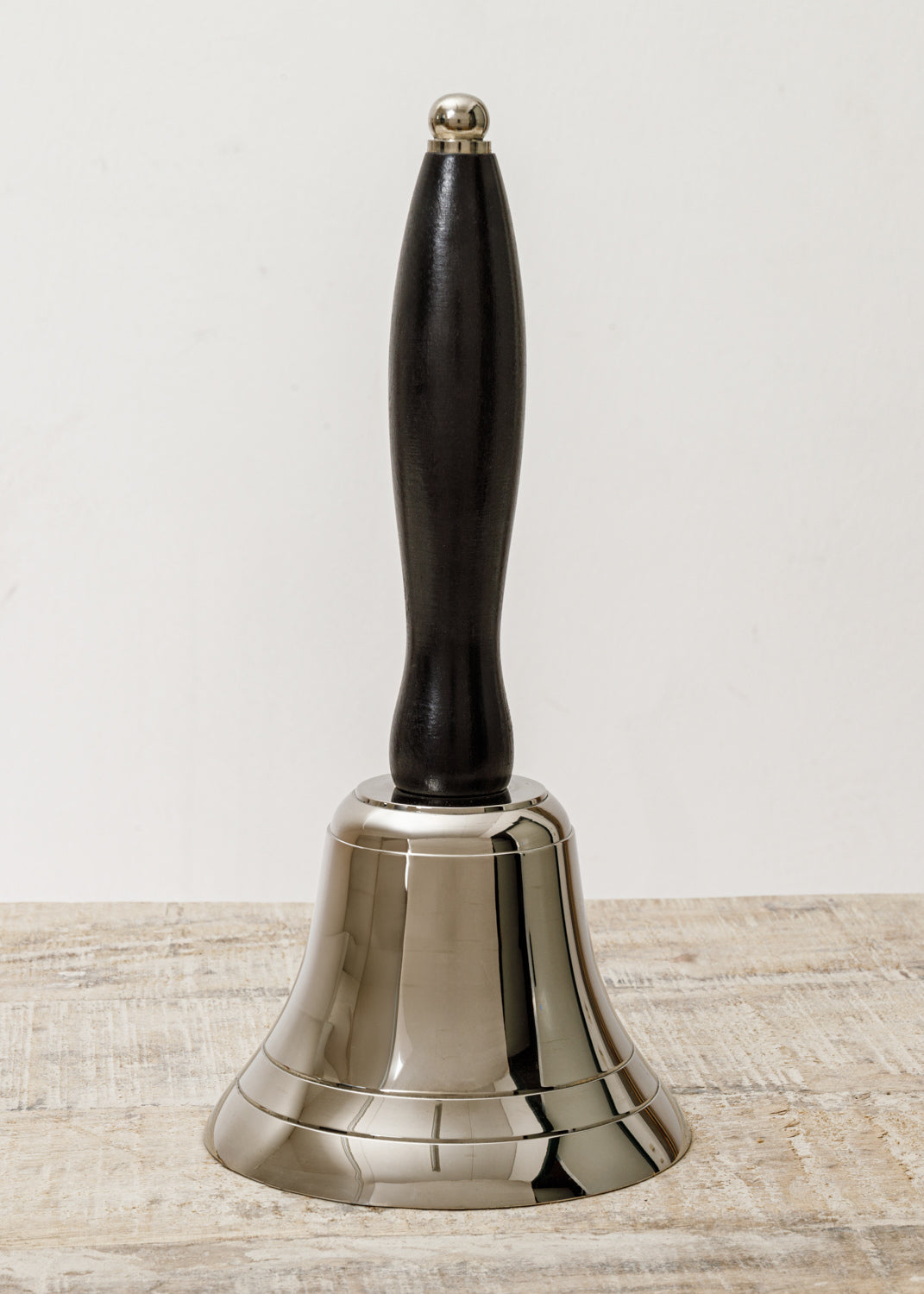 Große Handglocke mit schwarzem Griff