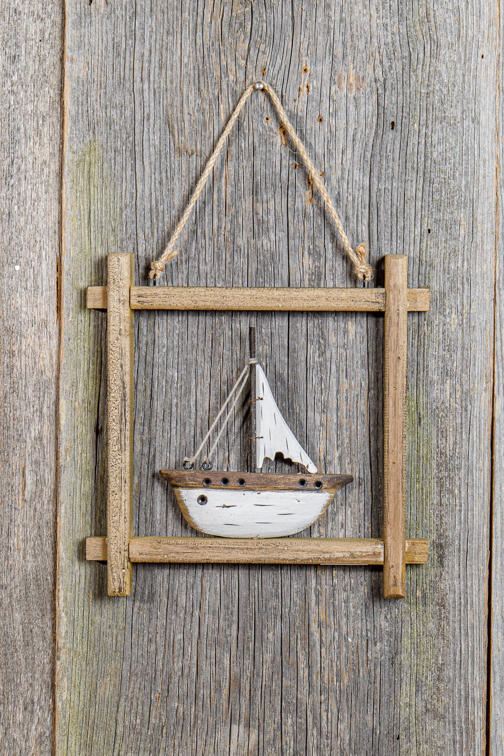 Wanddeko weißes Segelboot Holzrahmen