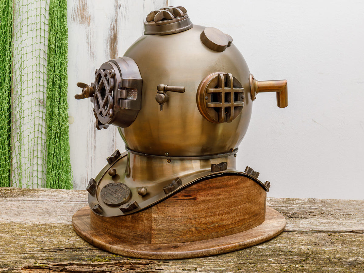 Alter Taucherhelm mit Sockel Messing