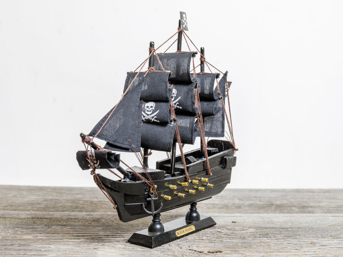 Modell Piratenschiff schwarz mit Totenkopf
