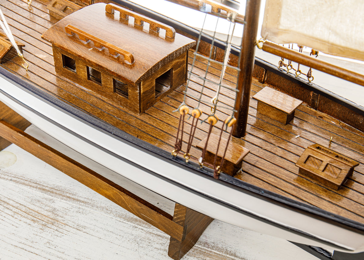Segelyacht Holz mit Stoffsegel