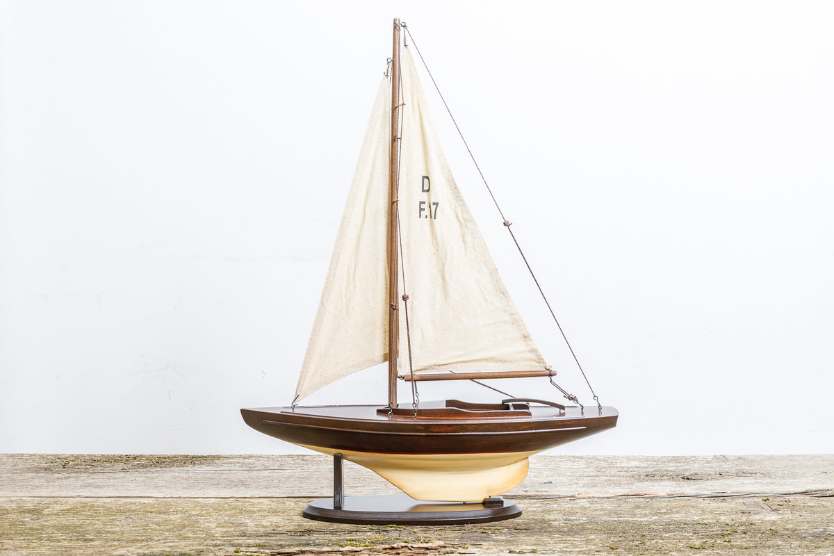 Deko Segelyacht braun Fertigmodell