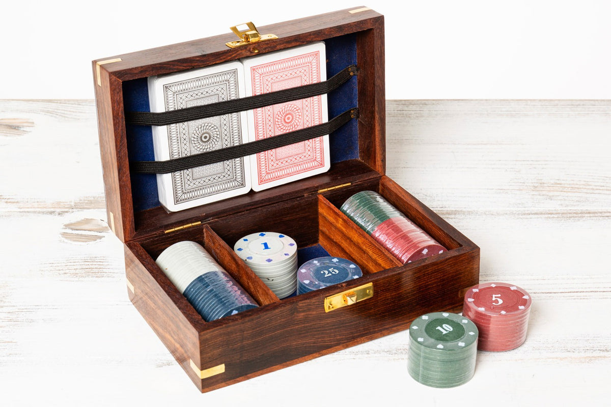 Pokerspiel mit Chips in Holzbox