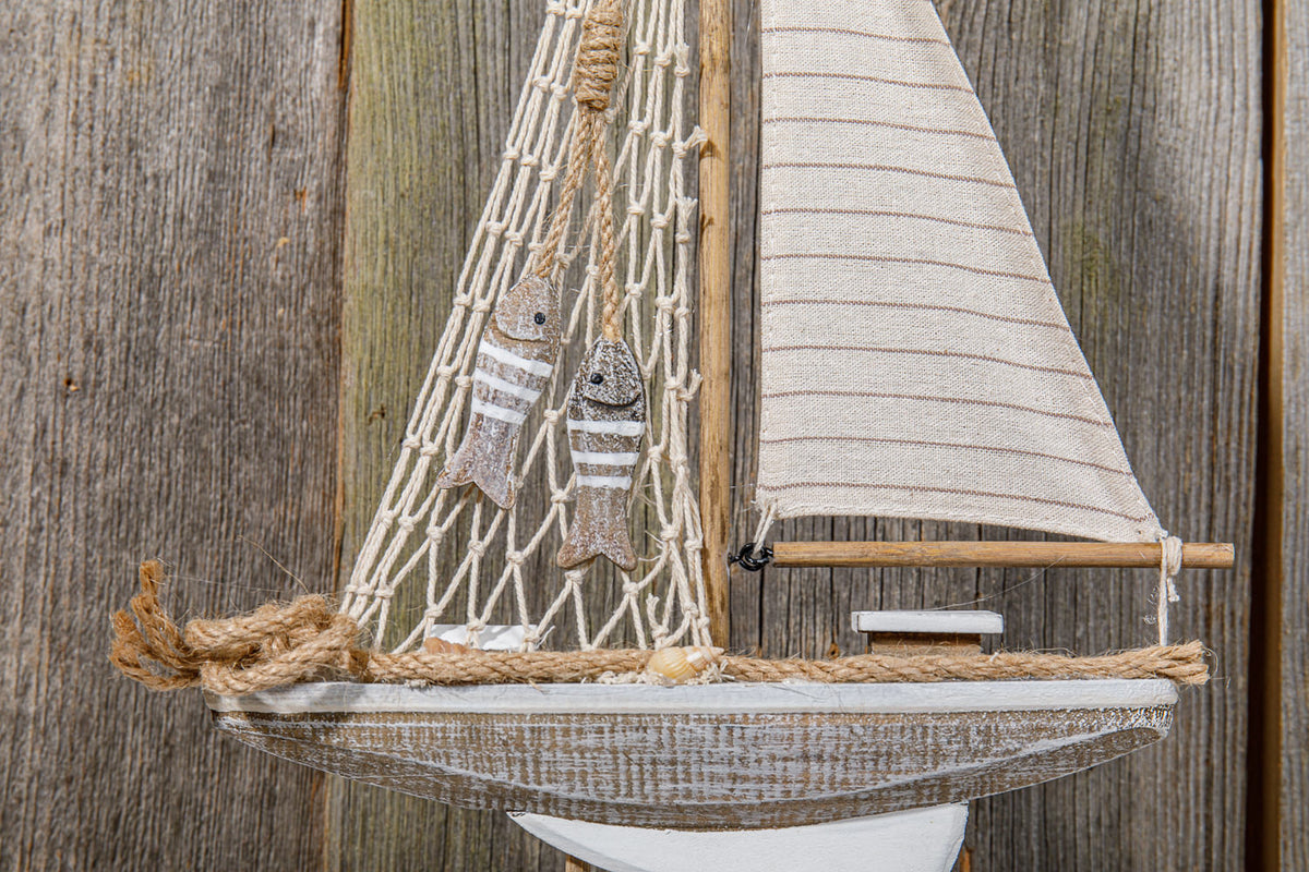 Weißes Dekosegelboot Holz
