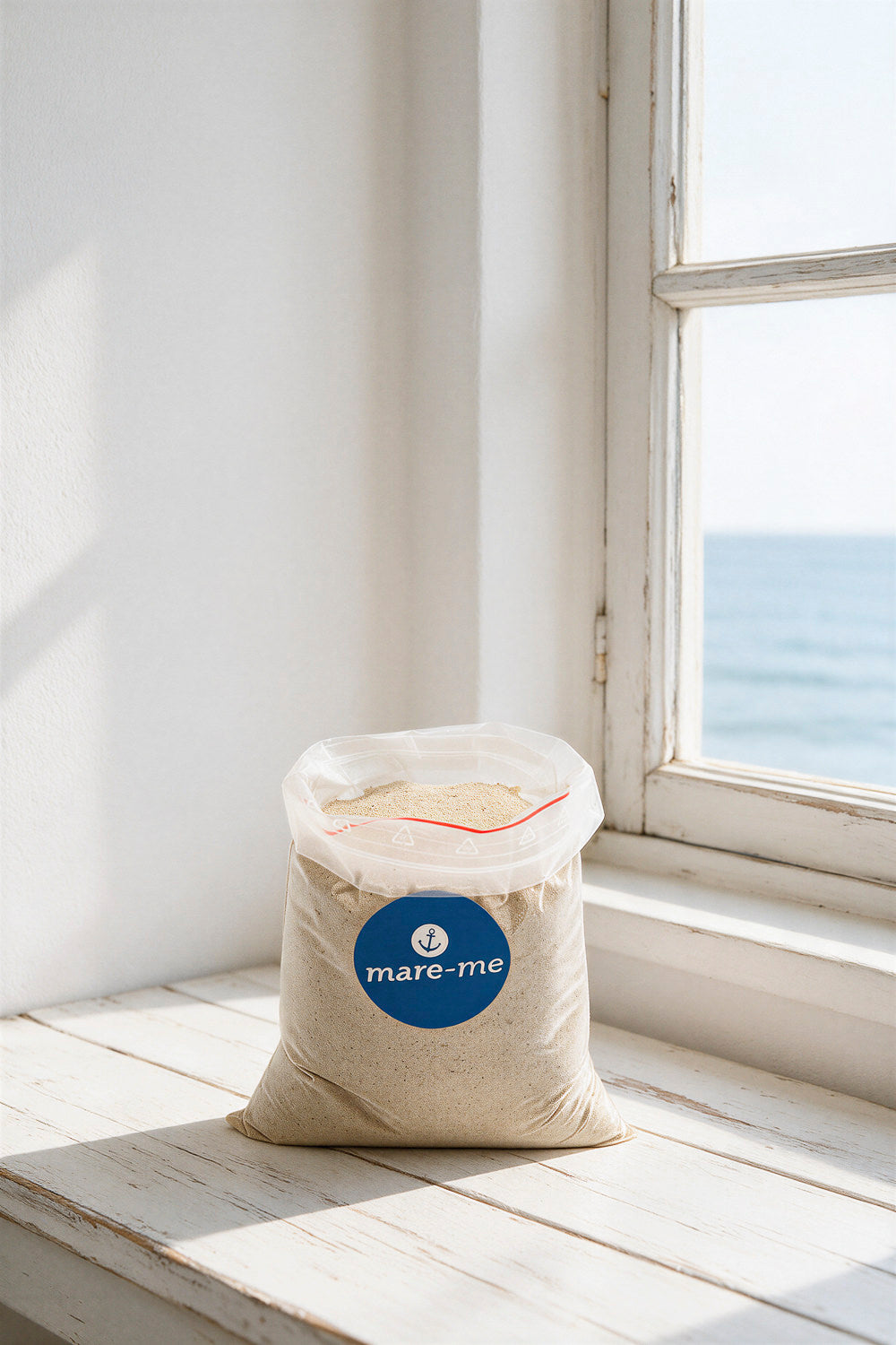 Dekosand naturfarben 1 kg im Beutel von mare-me auf einer Fensterbank