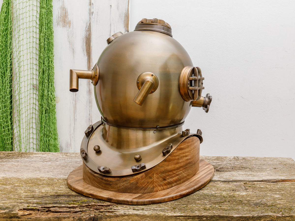 Alter Taucherhelm mit Sockel Messing